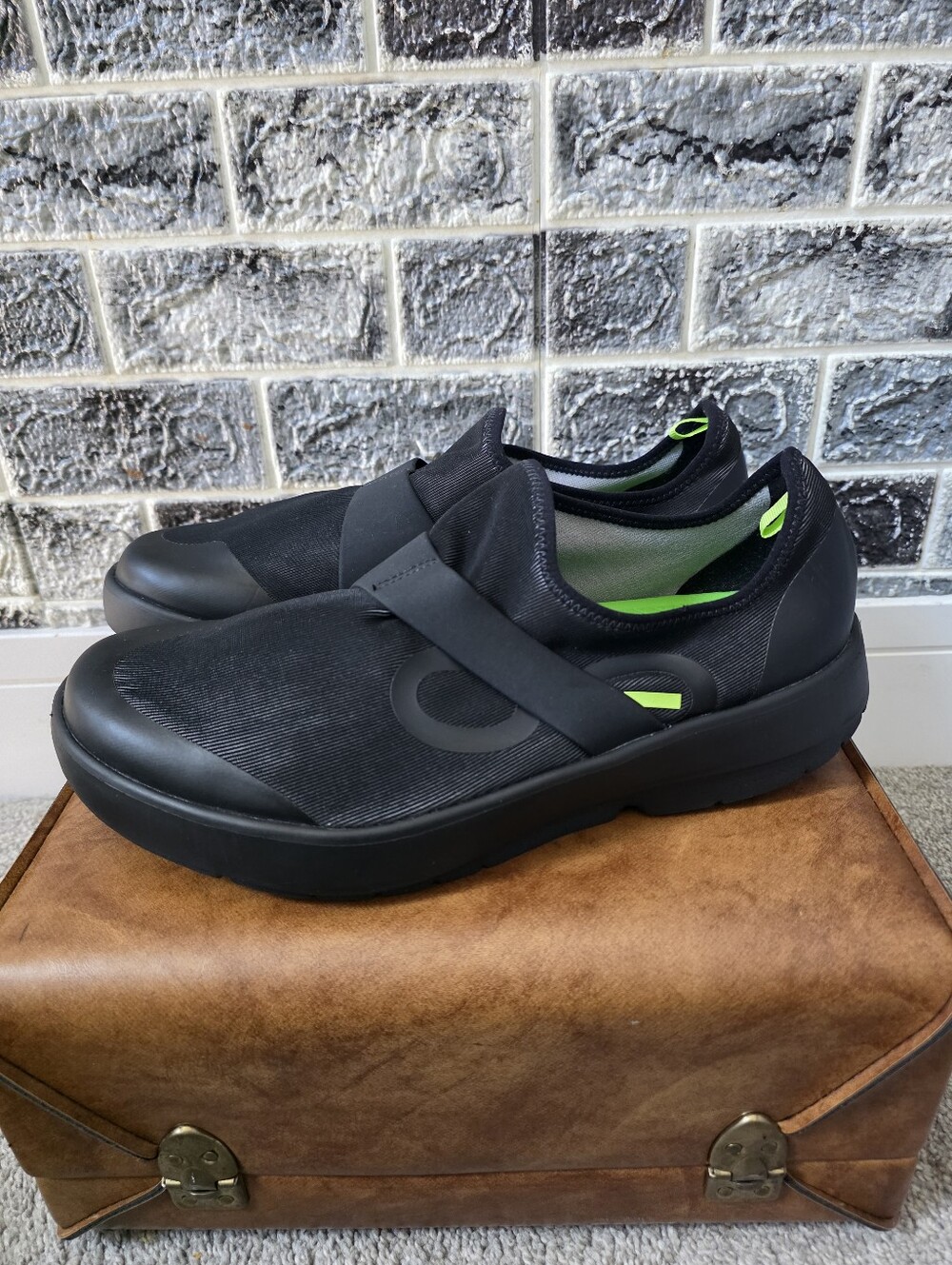OOFOS Men's Black Slip-On Athletic Shoes Size 13